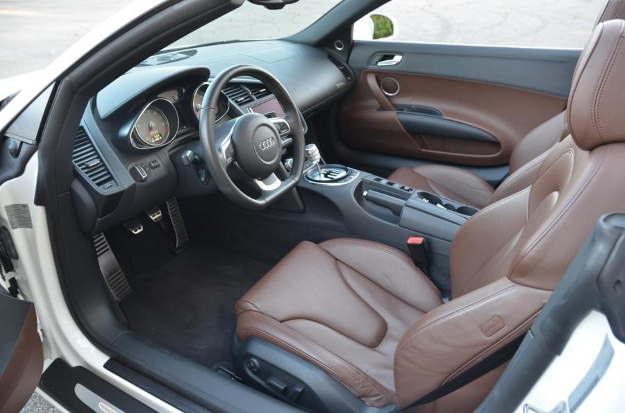 Интерьер Audi R8 Spyder 2011 года  (NA) (фото 37 из 59)